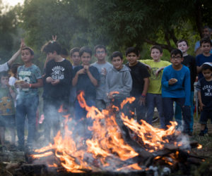 Children and their parents make a bonfire for Lag B'Omer. (Yonatan Sindel/Flash90)