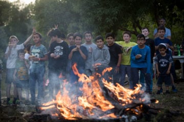 Children and their parents make a bonfire for Lag B'Omer. (Yonatan Sindel/Flash90)