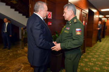 Israeli minister of Defense Avigdor Liberman with Russian minister of Defense Sergei Shoygu. (Ariel Hermoni/Ministry of Defense)