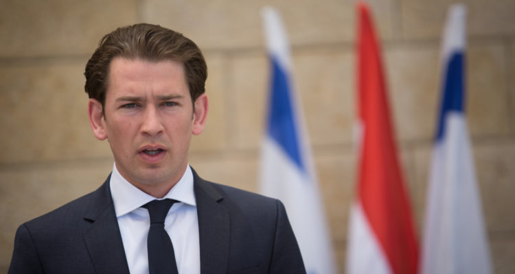 Austrian chancellor breaks with EU protocol, visits Western Wall