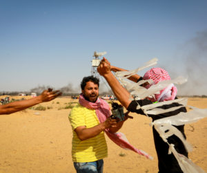 Palestinians prepare a terror kite. (Abed Rahim Khatib/Flash90)
