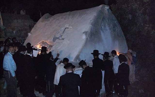 IDF protects Jews’ visit to graves of biblical Elazar and Itamar in Shechem