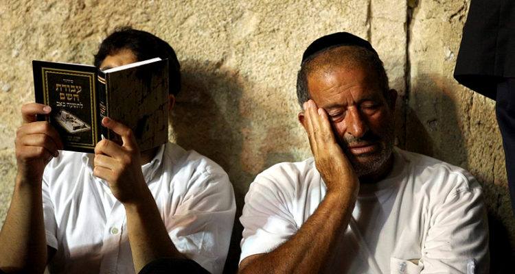 On Tisha b’Av, annual day of mourning, tens of thousands pack Western Wall plaza