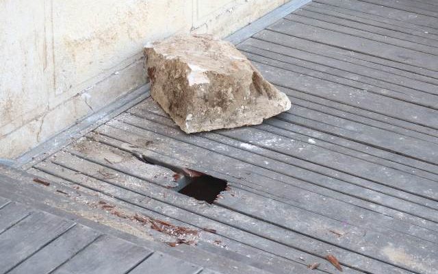 Western Wall boulder dislodges, crashes on egalitarian prayer section