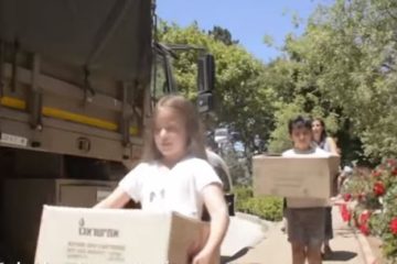 Israeli children send aid packages to Syrian children