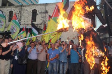 Palestinians burn an effigy of Donald Trump in Nablus. (PMW)