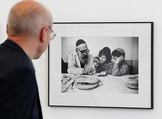 Photo exhibit documents revival of Polish Jewish life