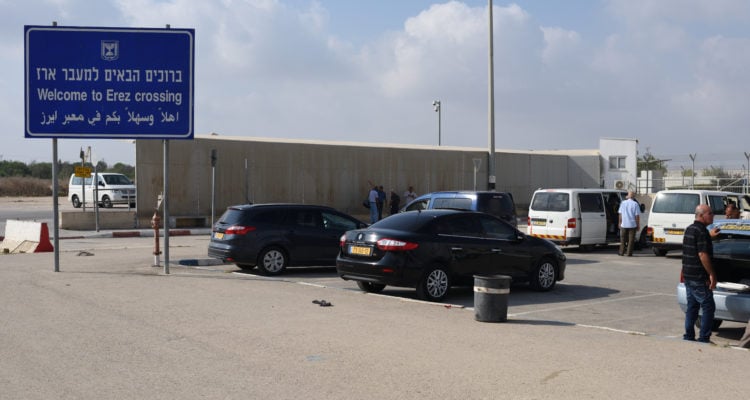 After Palestinian rioting, Israel closes Erez crossing