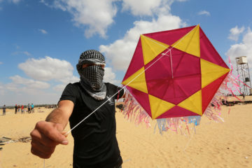 Palestinian rioters with an arson kite. (Abed Rahim Khatib/Flash90)