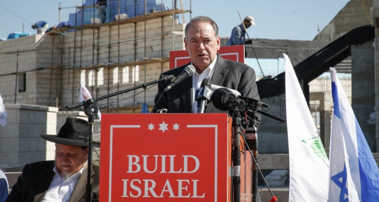 Former Arkansas Governor Mike Huckabee praises Jewish state, blasts PA during Israel trip