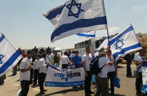 Right-wing march passes through Arab town without incident
