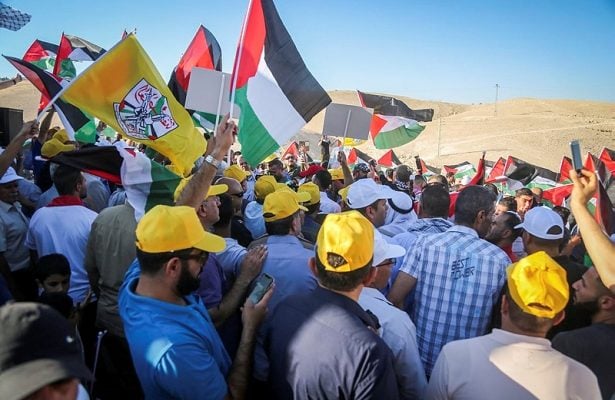 Residents of illegal Bedouin outpost threaten violent struggle against evacuation