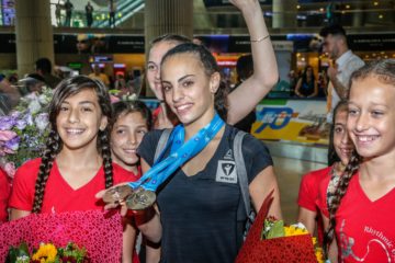 Israeli gymnast Linoy Ashram (center) greeted by fans. (FLASH90)