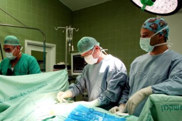 Surgeons at Sheba Medical Center. (illustrative) (Edi Israel/Flash90)