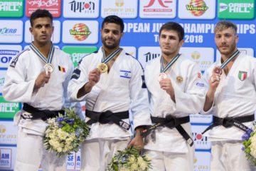 Israel's Sagi Muki (2L) receives a gold medal. (Roy Alima/Flash90)