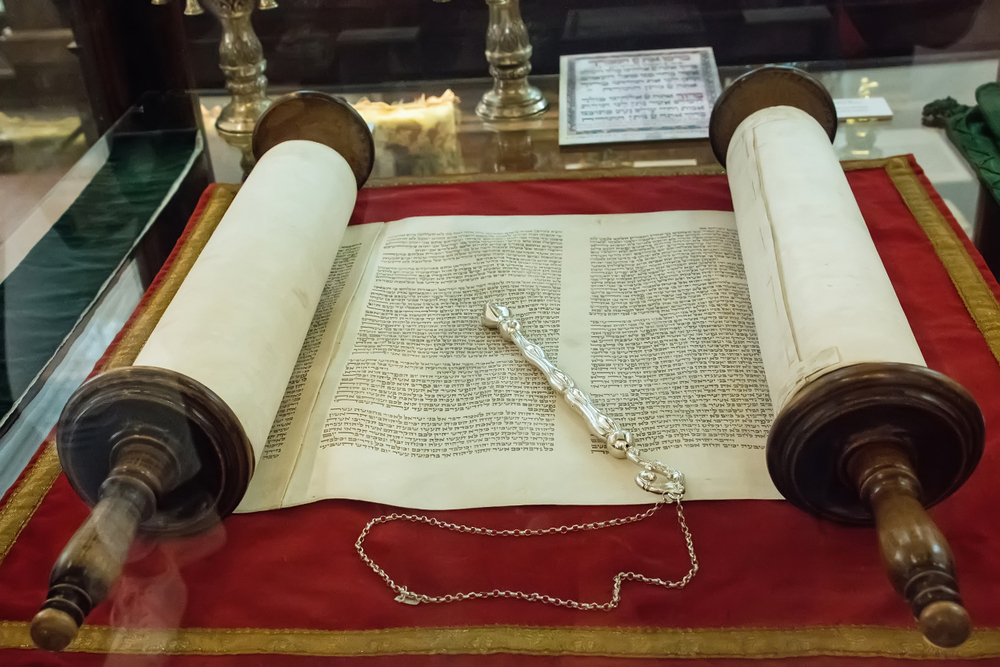 Man seized stealing Torah scroll from Kentucky hospital World Israel News. 