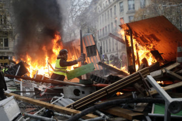 Riots in Paris, France, Saturday, Nov. 24, 2018. (AP Photo/Kamil Zihnioglu)