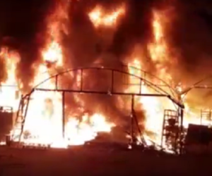 Fire at an Israeli greenhouse in Netiv Ha'asara. (screenshot)