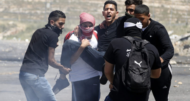 Adolescente israelí emboscado, apuñalado casi secuestrado por palestinos, provocando un choque que deja 1 muerto