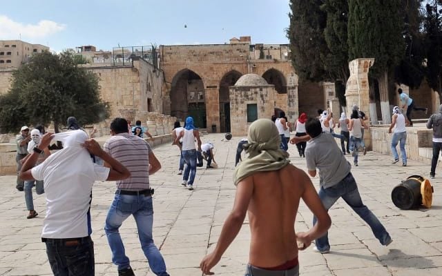 After Temple Mount riots, Israeli police arrest top Waqf officials