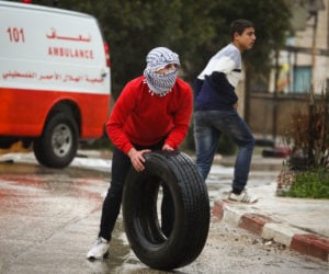Palestinians clash with Israeli security forces. (Flash90)