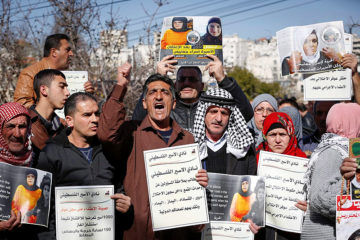 Palestinian protesters in Hebron show solidarity with inmates at Ofer Prison