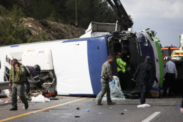 Bus accident on Route 433 near Modiin. (Noam Revkin Fenton/Flash90)