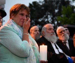 Candlelight vigil for victims of the Chabad of Poway synagogue shooting. (AP Photo/Denis Poroy)
