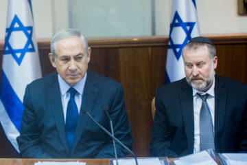 Israeli Prime Minister Binyamin Netanyahu (L) and AG Avichai Mandelblit. (Yonatan Sindel/Flash90)