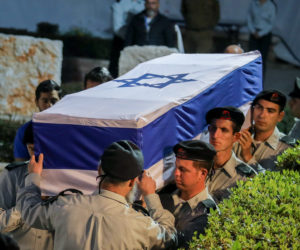 Israeli soldiers carry the coffin of Zachary Baumel (Hadas Parush/Flash90)