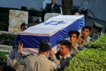 Israeli soldiers carry the coffin of Zachary Baumel (Hadas Parush/Flash90)