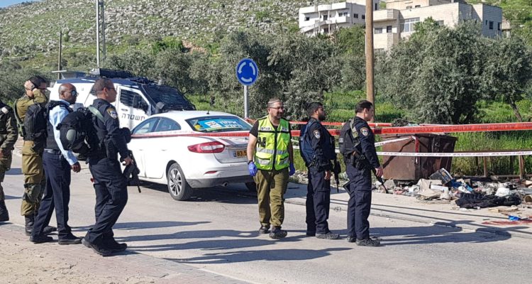 Father kills terrorist who tried to stab daughter as car sits in traffic