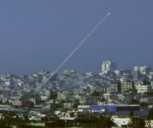 Palestinian terrorists in the Gaza Strip fire a rocket at Israel in a previous incident. (illustrative) (AP Photo/Dan Balilty, File)