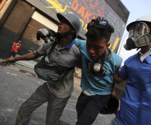 Anti-Maduro demonstrators in Caracas, Venezuela, Tuesday, April 30, 2019. (AP Photo/Fernando Llano)