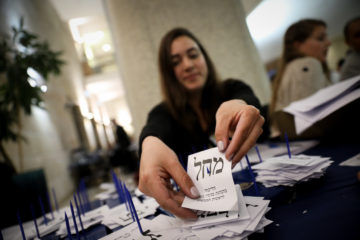 Israelis count ballots. (Noam Revkin)