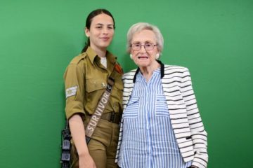 An IDF soldier and holocaust survivor in Israel. (Tomer Neuberg/Flash90)