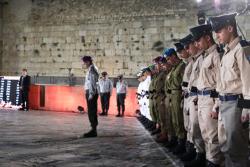 Israeli soldiers as the memorial siren sounds during the ceremony at the Western Wall in Jerusalem. (Noam Revkin Fenton/Flash90)