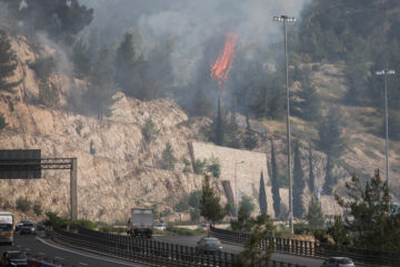 View of a fire raging in the Romema Neighborhood in Jerusalem. (Hadas Parush/Flash90)