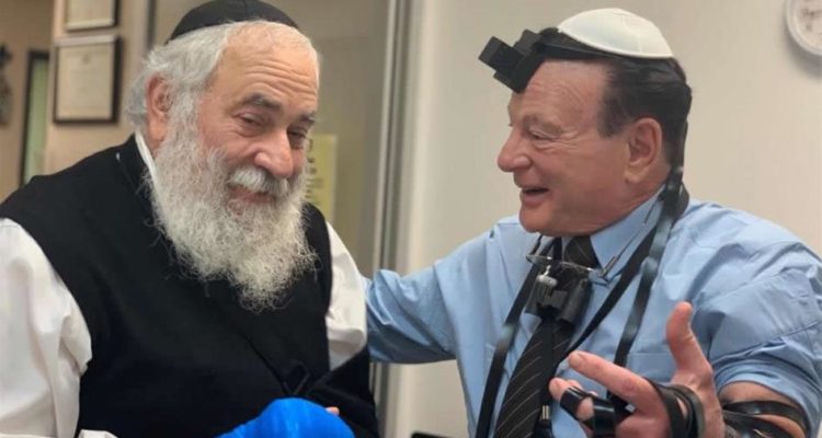 Poway Chabad rabbi, despite injured hands, helps his surgeon don tefillin for first time