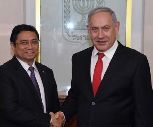 Netanyahu, with senior Vietnamese Politburo member Pham Minh Chinh