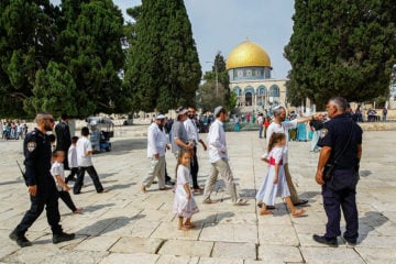 Israel Police watching over Jews on the Temple Mount