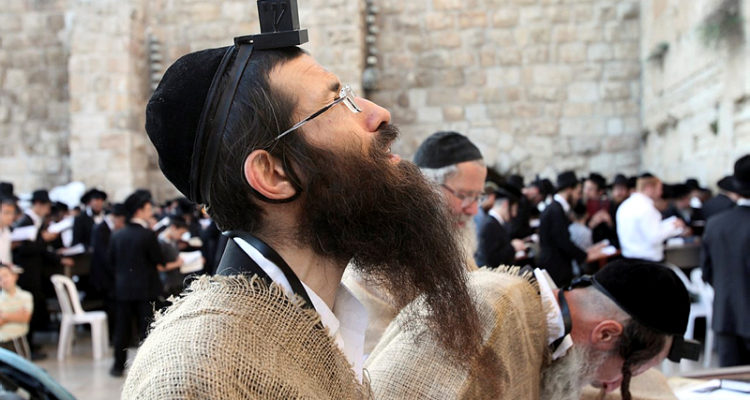 Avoid prayers at Western Wall due to coronavirus, says Israel’s chief rabbi