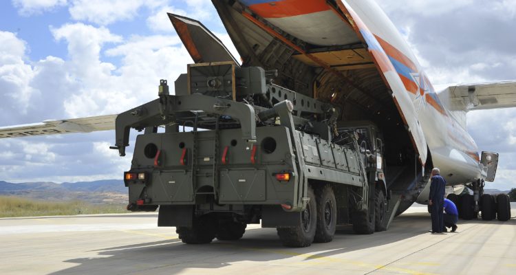 Ignoring US warnings, Turkey receives Russian S-400 systems
