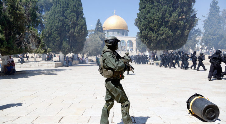 Waqf member assaults Israeli policeman who wished him a good morning