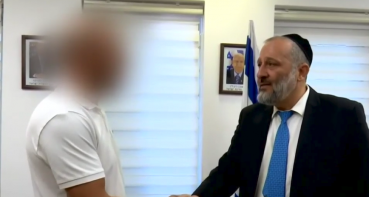 Palestinian hero who rescued Jewish kids from Arab mob granted Israeli residency