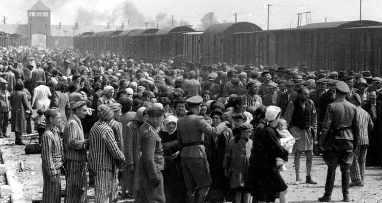 US senators to Pompeo: Push Poland to compensate Holocaust victims
