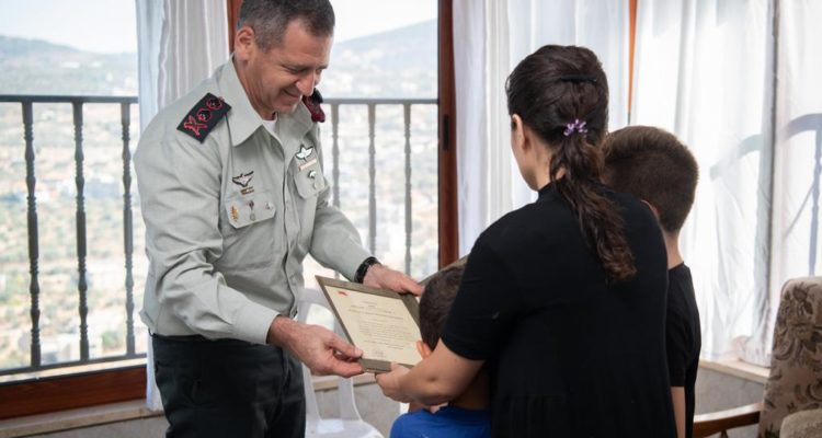 Fallen IDF hero in Gaza battle gone wrong awarded posthumous military award