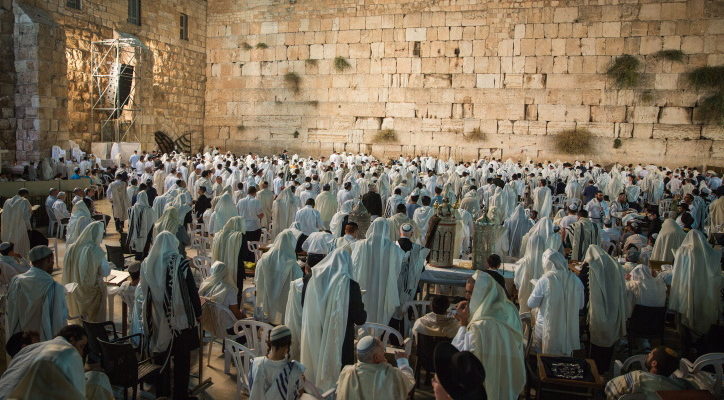 Tens of thousands flock to Western Wall as Judaism’s holiest day approaches