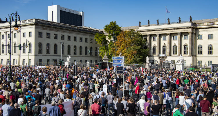 German police lost track of synagogue shooter for an hour, lawmakers say