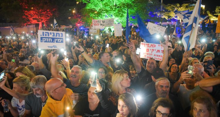 Thousands rally in support of Netanyahu, against legal establishment and media